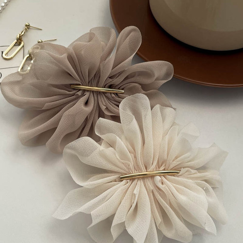 Ultra-fairy-style chiffon flower hair clip for women – simple, minimalist spring clip perfect for summer, ideal as a back-of-the-head ponytail holder or headwear accessory.