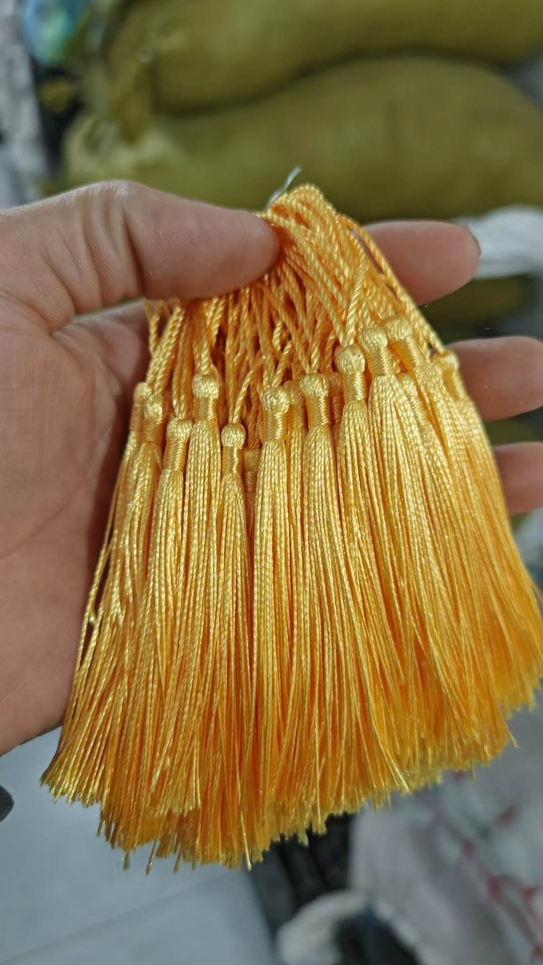 Fabricantes al por mayor de bordilla pequeña espiga colgante China nodo bordilla pequeño marcador de bordilla caja de regalo colgante fan espiga