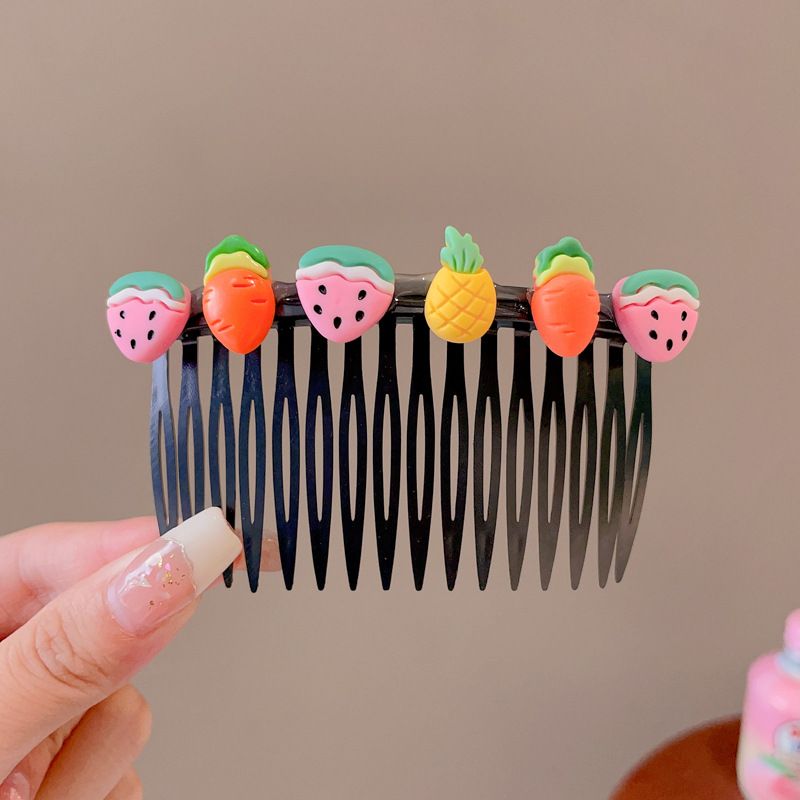 Arteto de acabado de cabello roto de niña