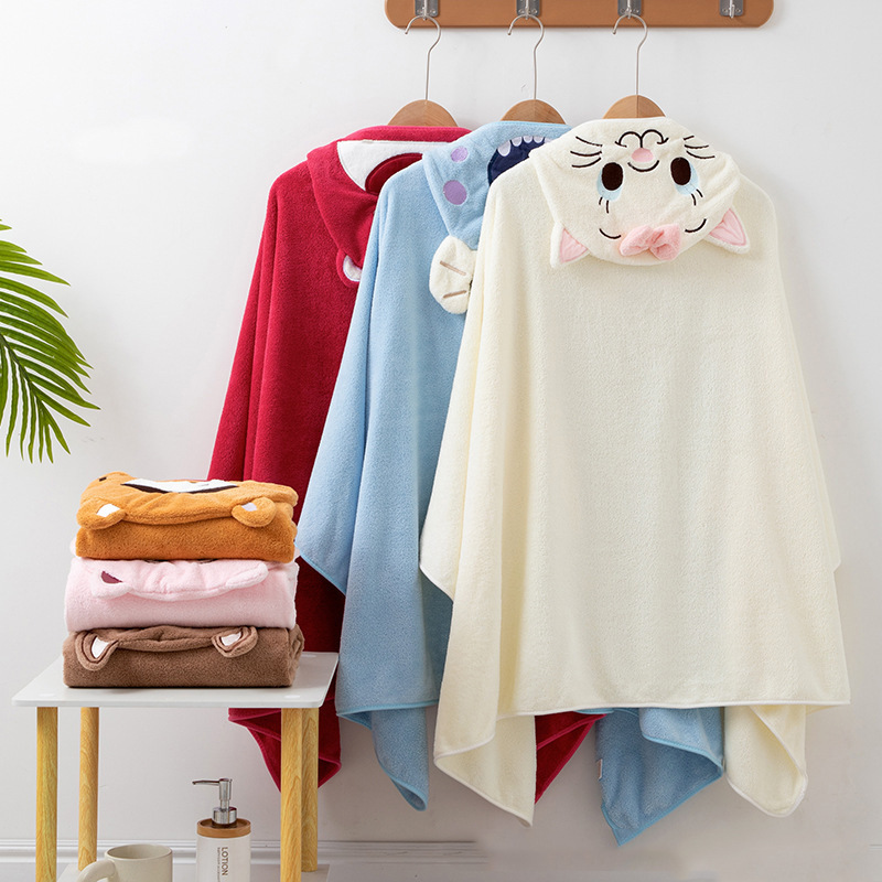サンゴの赤ちゃんのバスタオルのマントのお風呂は大きなタオルを厚くします。|undefined