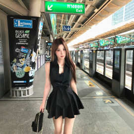 黑色辣妹连衣裙女2026新款无袖翻领蝴蝶结收腰蕾丝纯欲风a字短裙