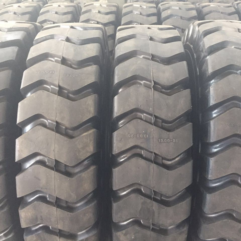 现货供应 1300-25 宽体自卸车矿山轮胎斜交尼龙胎