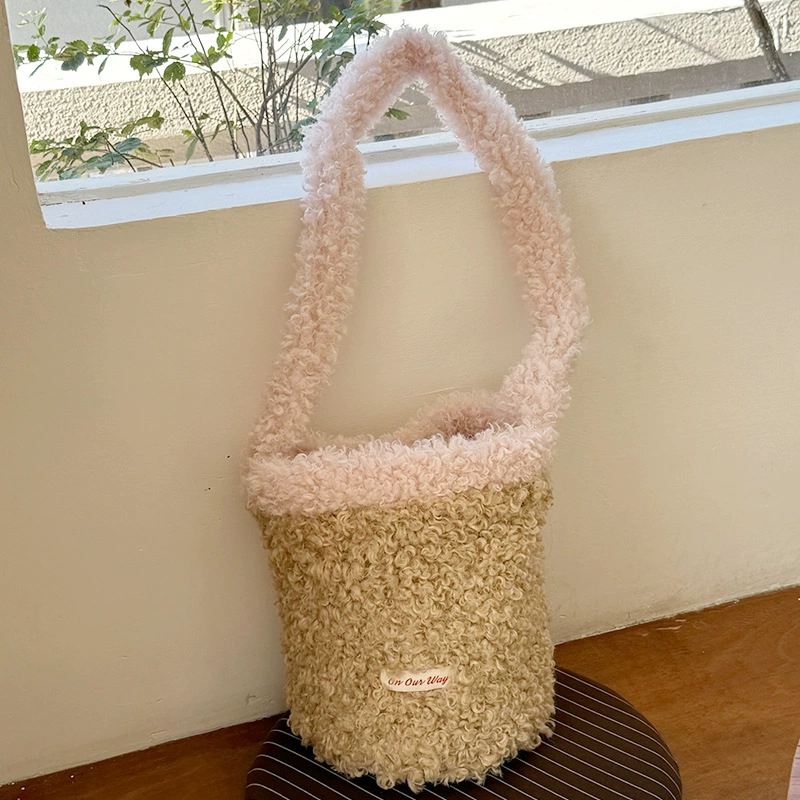 2024 осень и зима плюшевая новая милая овечья шерсть сращивание цвета, связующая ведро, сумка на плече осенняя и зимняя сумка большой емкости