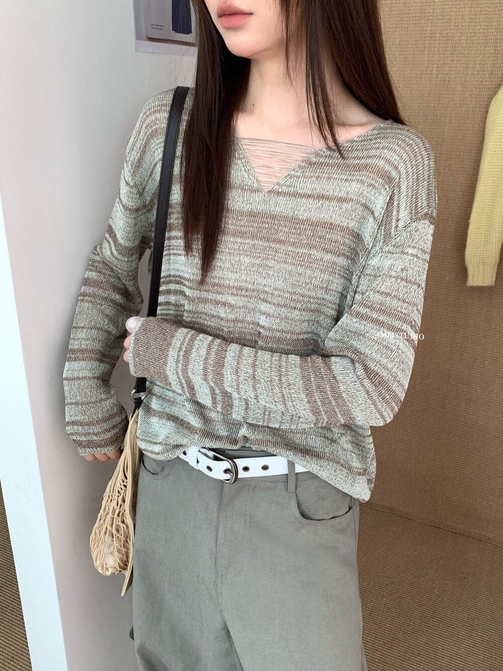 Áo len cổ lọ nữ MEI STUDIO thiết kế họa tiết rỗng, tay dài, dáng rộng, cổ V — Xanh cà phê, trắng ngà, xám nhạt, Hồng quế chi tiết 5
