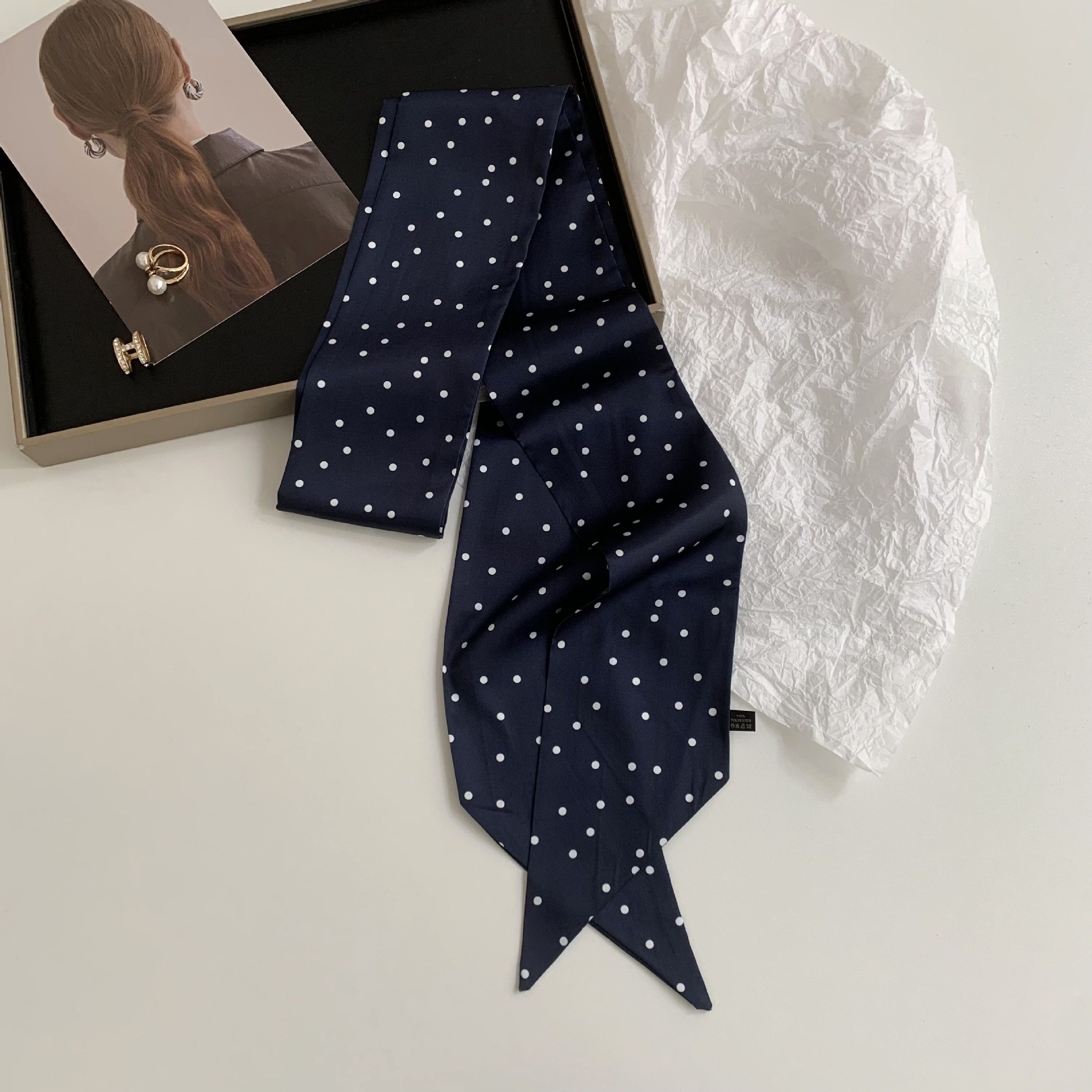 Versión coreana de la bufanda de seda de imitación con lunares decorativos de todo fósforo