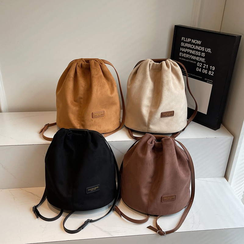 Alta sensación de otoño y invierno 2024 nuevo estilo coreano de gran capacidad de transporte casual de seda de seda de pulsación mochila retro