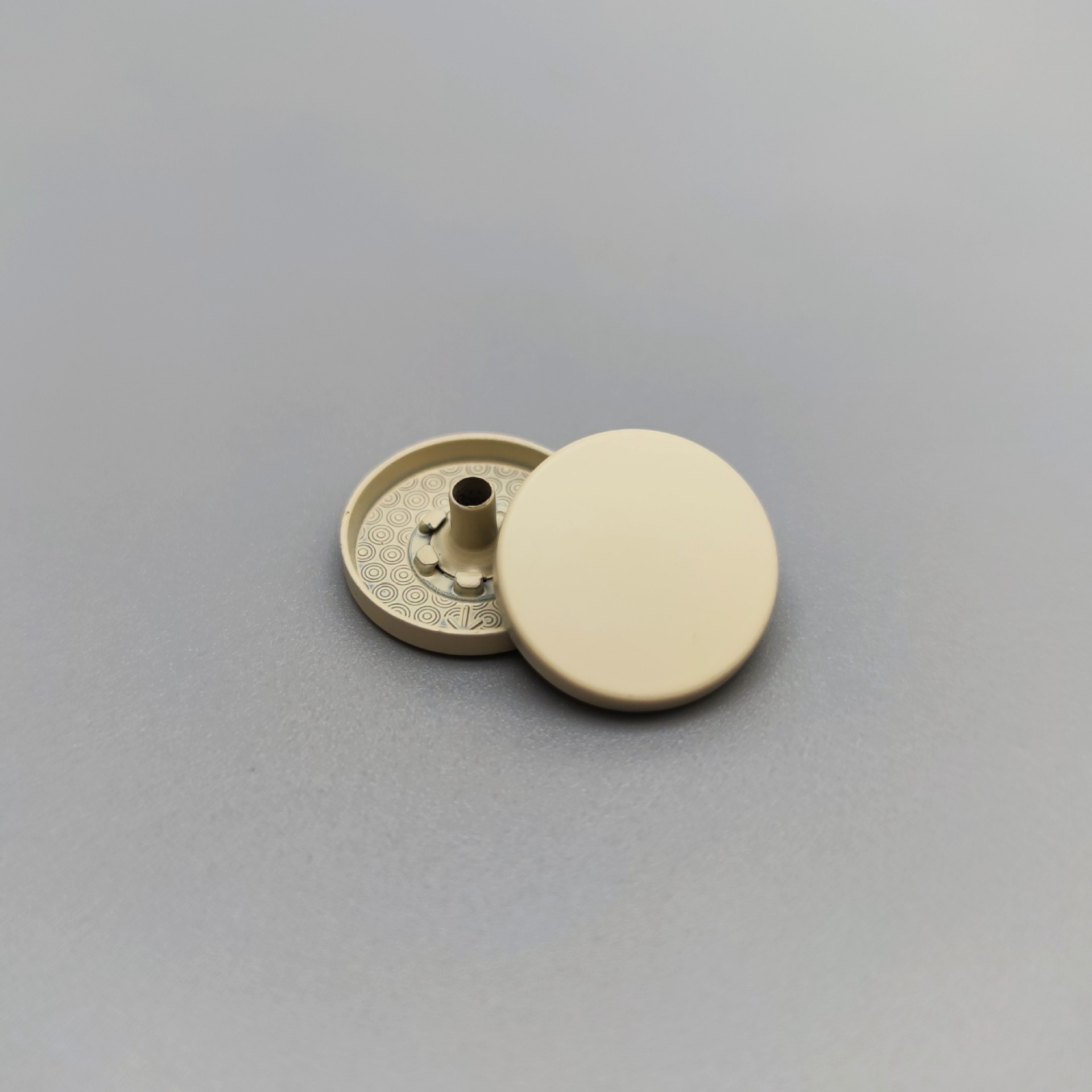 Venta al por mayor de fábrica de metal botón a presión color pintura en aerosol botón plano abrigo de algodón acolchado abajo chaqueta botón