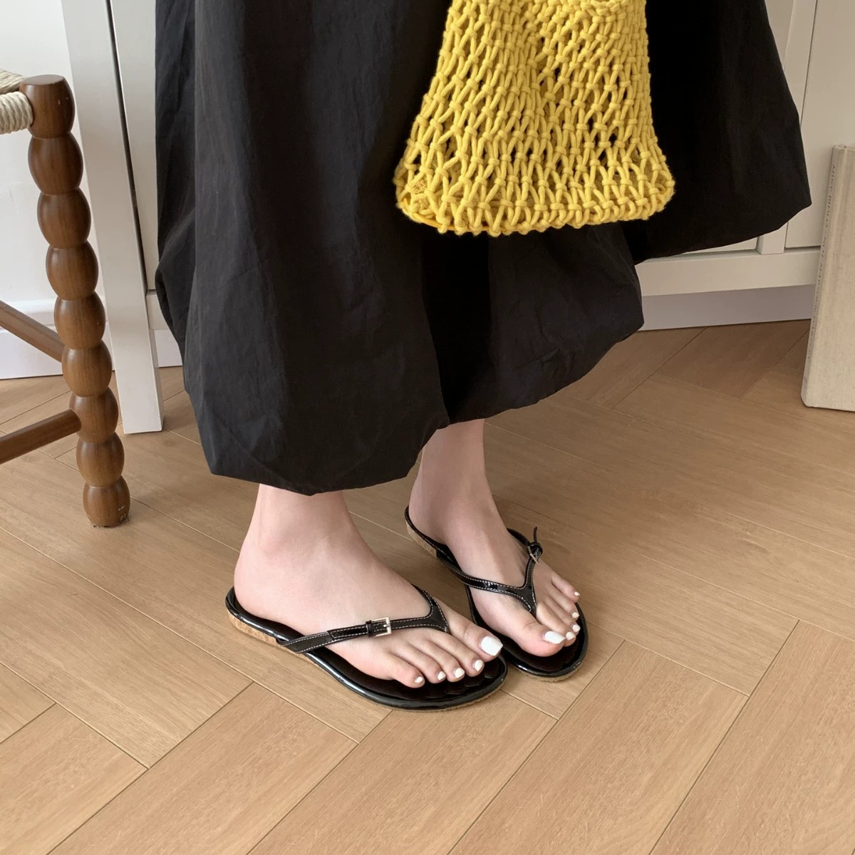 Летние модные черные лакированные босоножки-шлепанцы для женщин 2025 года, корейский стиль, пляжные, для отдыха.