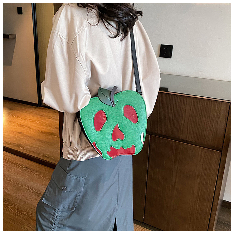 Borsa di Halloween transfrontaliera Borsa da donna con tracolla personalizzata con teschio e mela 2023 Nuova borsa a tracolla con colore a contrasto di commercio estero alla moda_voghion.com