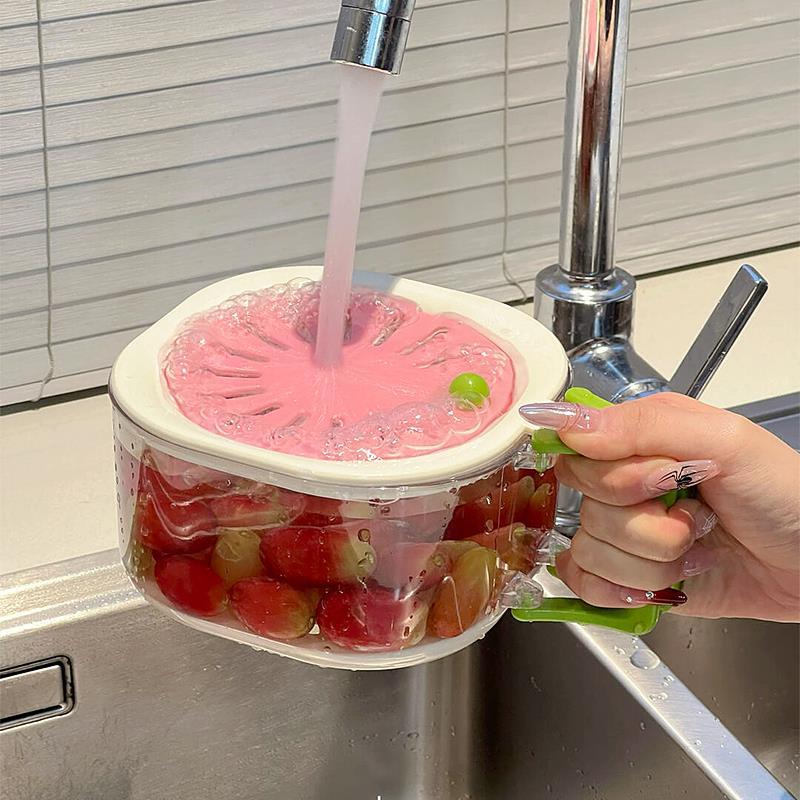 【台所のいいもの】蛇口の洗面器で果物の水たまりかごを洗います。|undefined