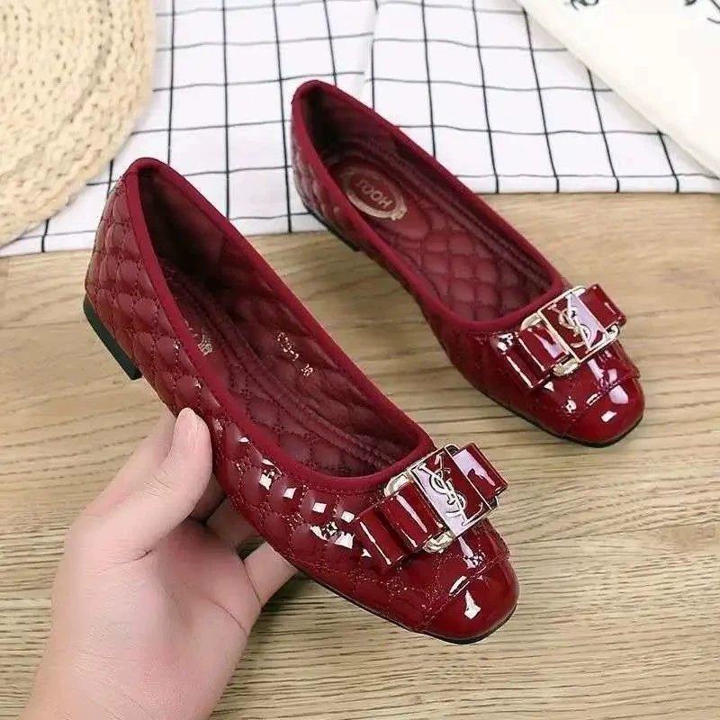 Мягкие кожаные туфли во французском стиле с золотой пряжкой, квадратным носком, неглубоким горлышком, весенние повседневные туфли на плоской подошве 2025 года, элегантные туфли для бабушек.