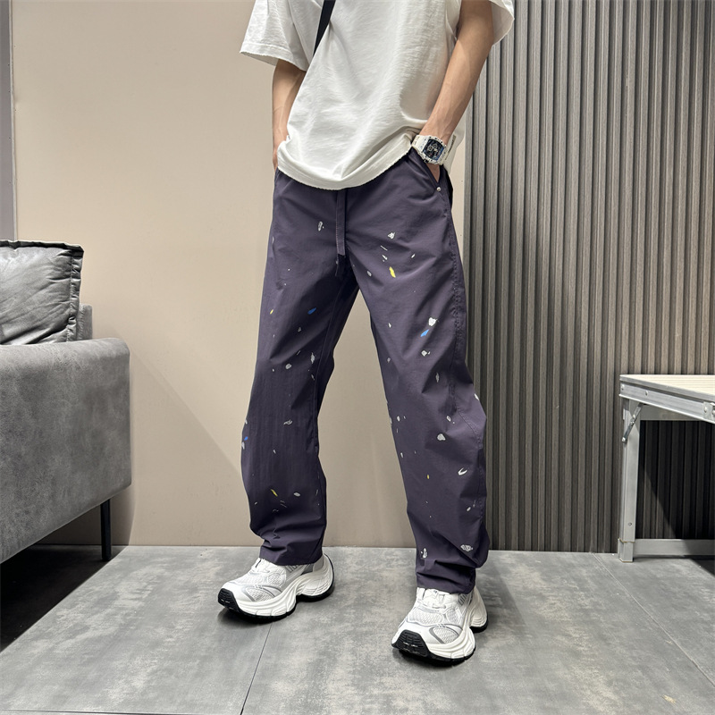 Calças casuais masculinas com design de nicho, perna reta, larga e curva, com toque sofisticado, com tinta salpicada e desbotada_voghion.com