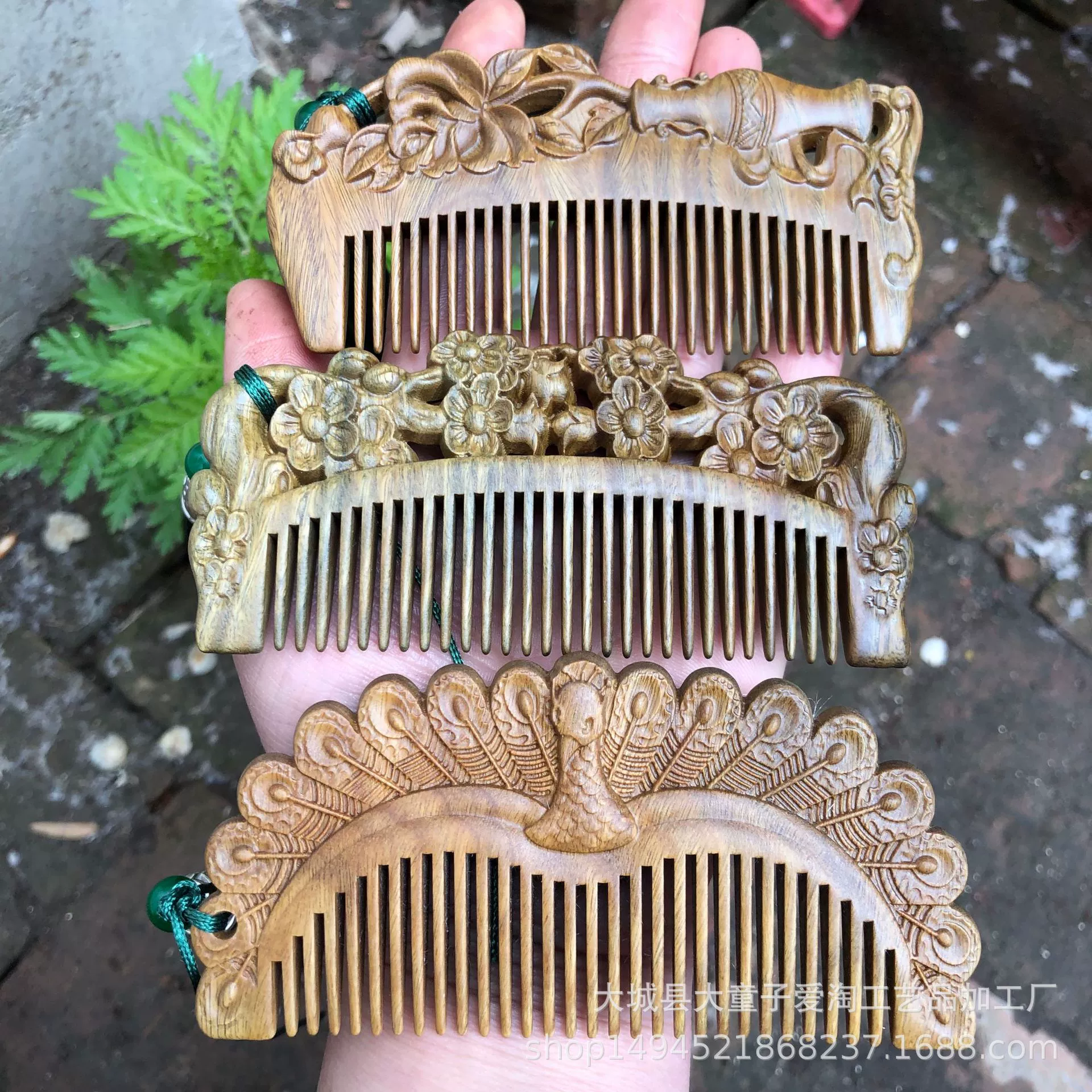 Peacock opening combs Argentine green sandalwood comb dense teeth combed plum combed combing the head meridians massage double -sided