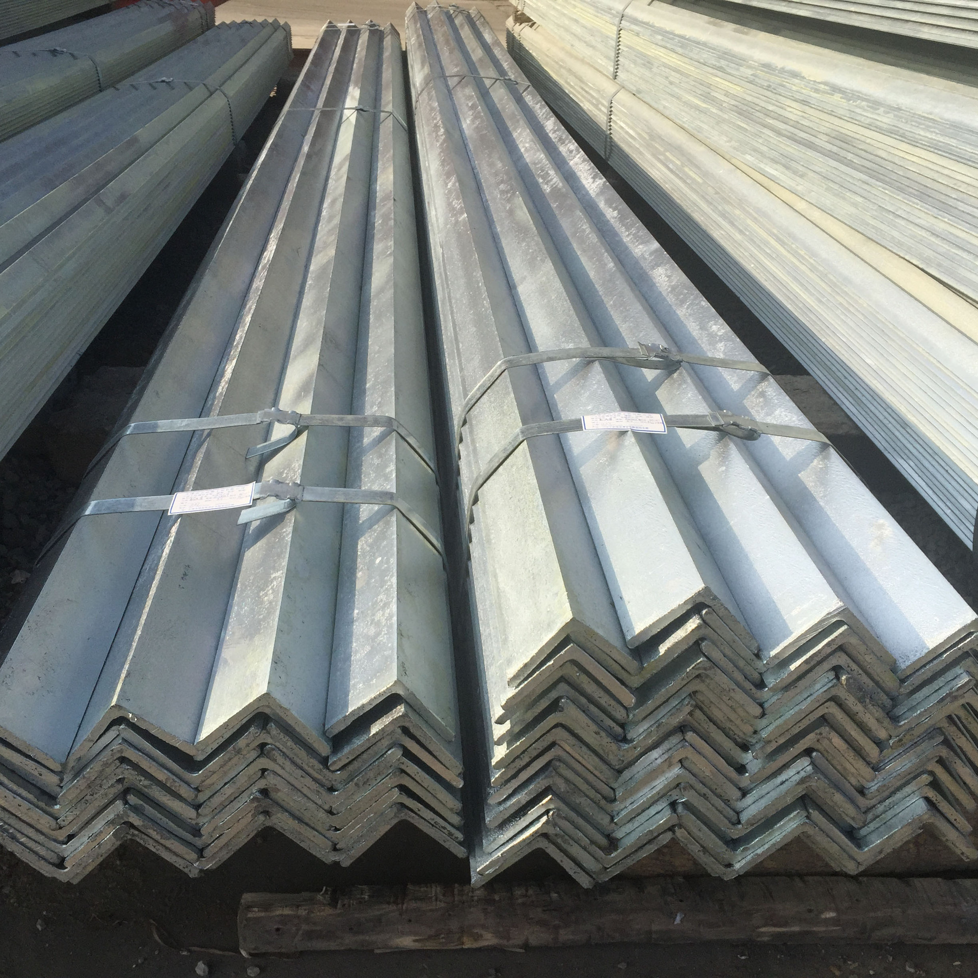 现货供应角钢 q235b热浸镀锌角钢 镀锌三角铁工地专用冲孔角铁