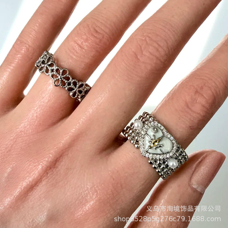 Small design fashionable ring, women's style, light luxury style, on index finger
