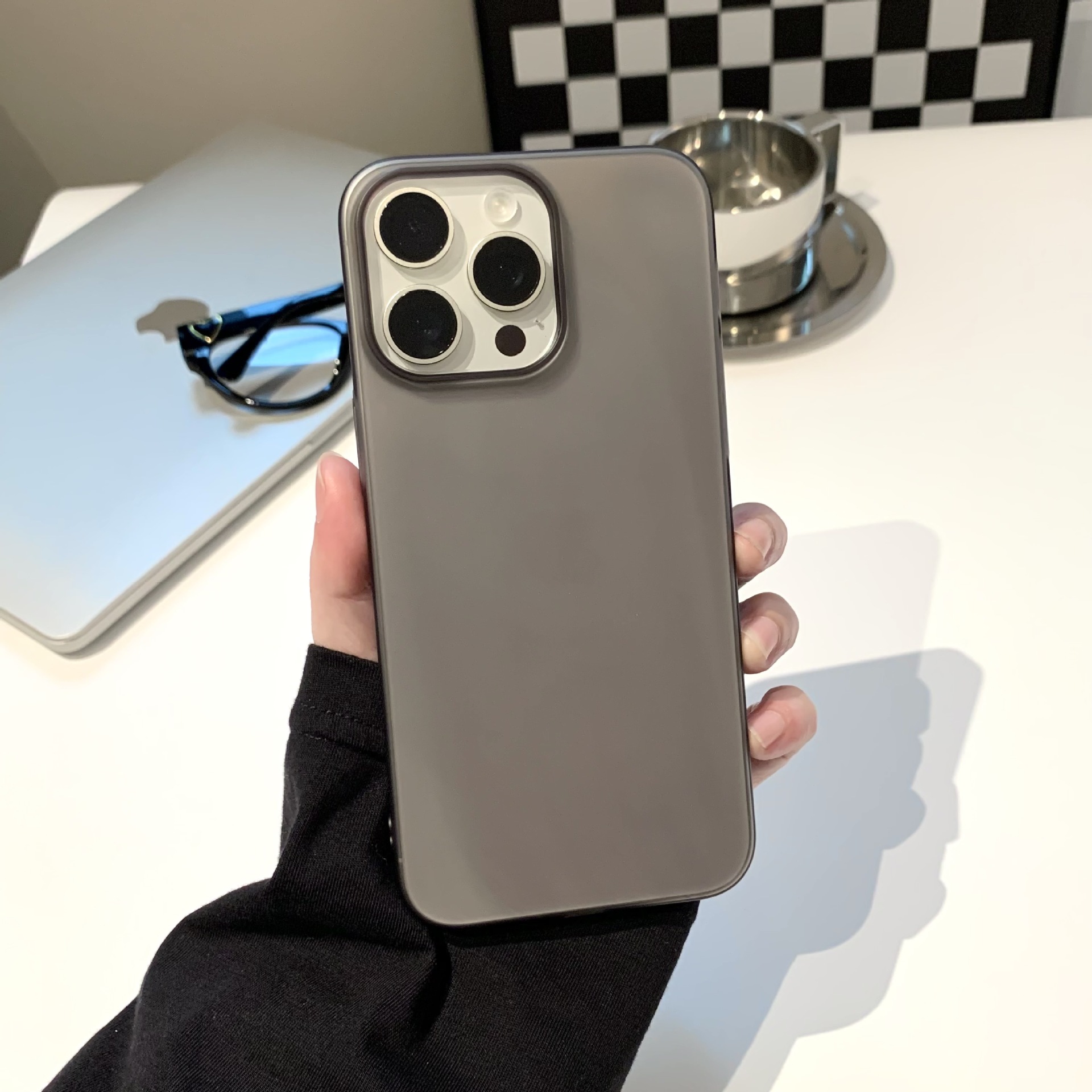 Funda magnética ultrafina esmerilada de iPhone14promax aplicable Funda para teléfono móvil semitransparente de Apple 16 funda antihuellas transparente