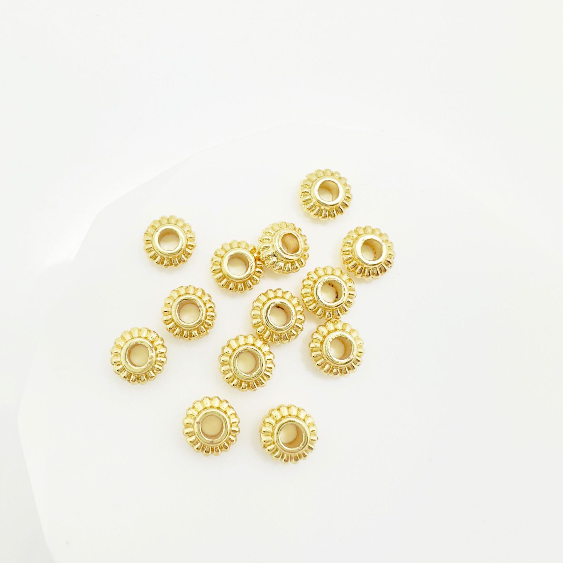 Round Bead Shape 500 Pieces Per Pack Quantity 500 Pieces Per Pack 5*3mm 6 * 3mm Alloy Solid Color Spacer Bars
