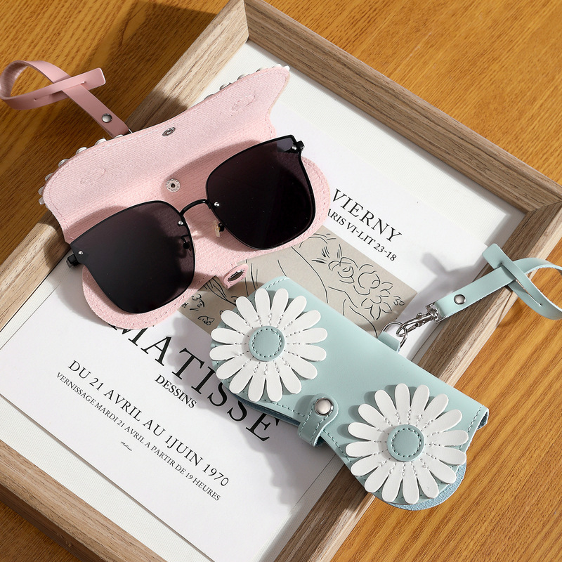 Popular Cute Glasses Clip Ins Fashion Sunglasses Bag Portable Sunglasses Case Protective Cover Men and Women Bag Pendant