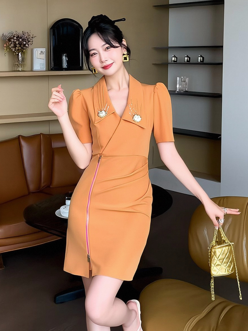 Đầm suông nữ midi cổ vest thiết kế nếp gấp tạo eo, túi hông — Màu cam