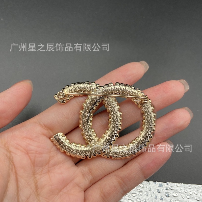 女性用のラベル付きダブルCダイヤモンドスクエアブローチ、おばあちゃんのピン装飾、女性用の工場卸売の実物写真|undefined