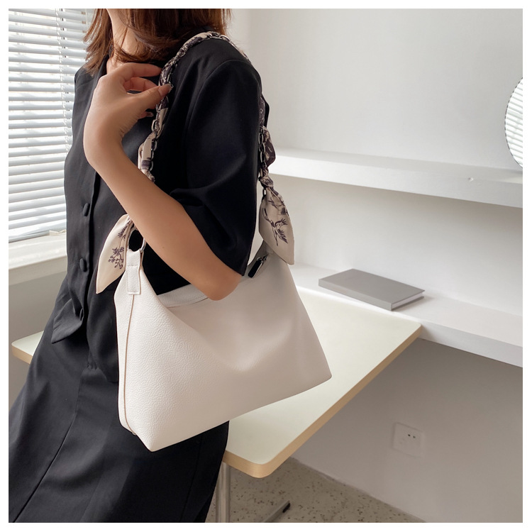Wholesale Simple Solid Color Silk Scarf Handle One-shoulder Messenger Bag Nihaojewelry display picture 8