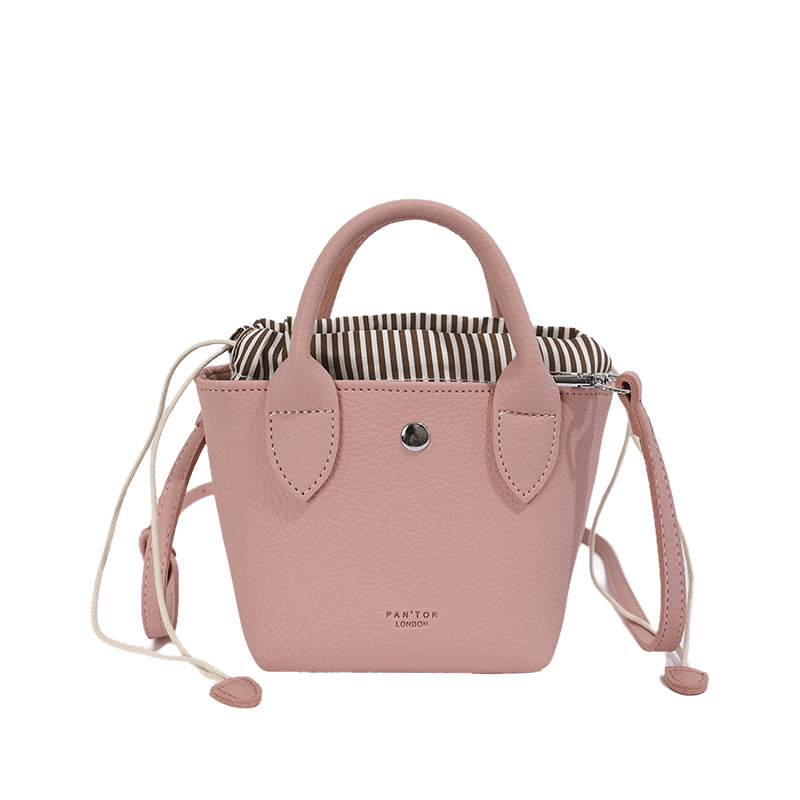 Este año, la popularidad de la bolsa de cubo de agua de litchi, la mujer de verano, el nuevo diseño de cuerda de tracción, la bolsa de viaje diaria, la bolsa de mochila universal.