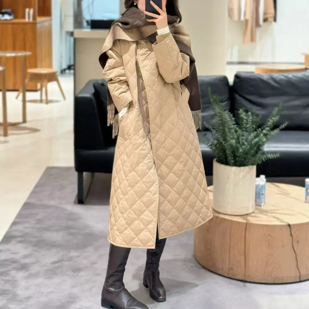 小禾同源90白鹅绒2025秋冬新款丝羊毛平纹立领廓型长款鹅绒服外套