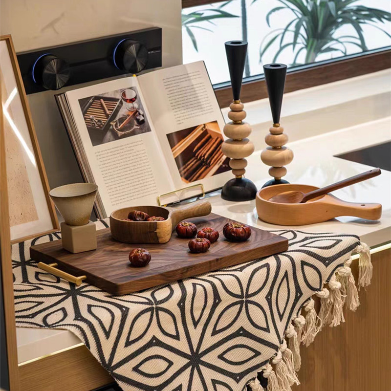 Model Room Kitchen Ornaments Combination Design with Soft Furnishings, Dried Fruits, Coffee Beans, Cutting Boards, Decorative Paintings and Accessories