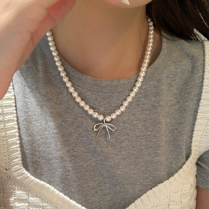 Collar de perlas con lazo de súper hada, cadena de clavícula de moda de lujo ligero francés, sentido de alta gama, joyería de nicho de arte, mujer al por mayor