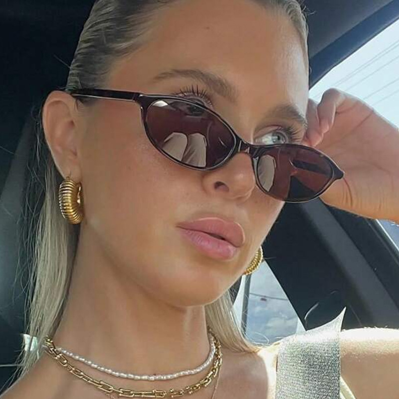 ファッション楕円形の小さい枠のサングラスの女性の2024新型の欧米のinsの街はサングラスの個性の潮のサングラスをたたきます。