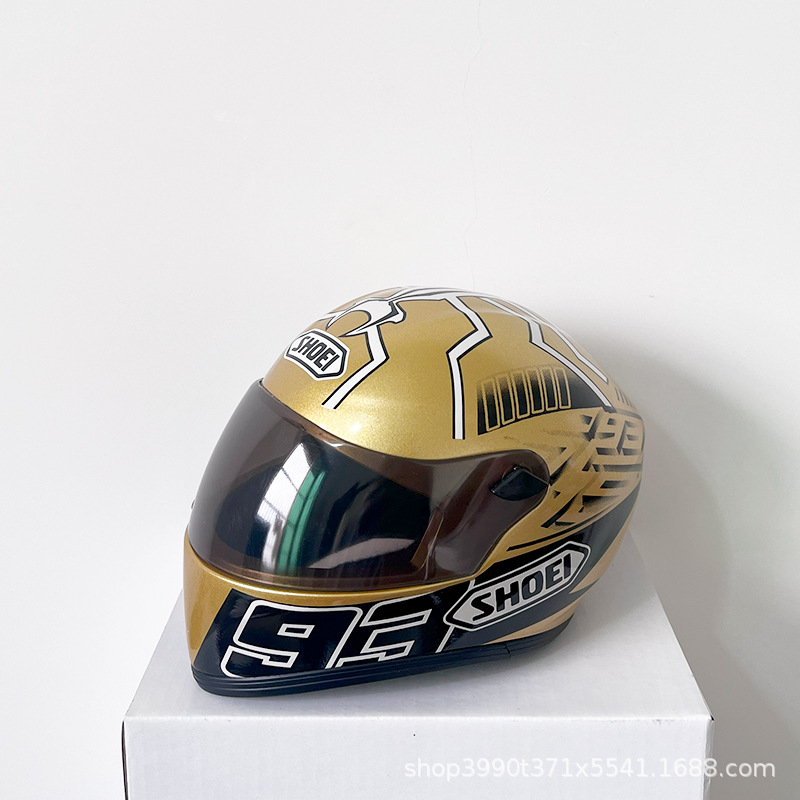 Motocicleta oso casco muñeca tensión oso gato afortunado motocicleta cola caja asiento trasero decoración modelo casco pequeño