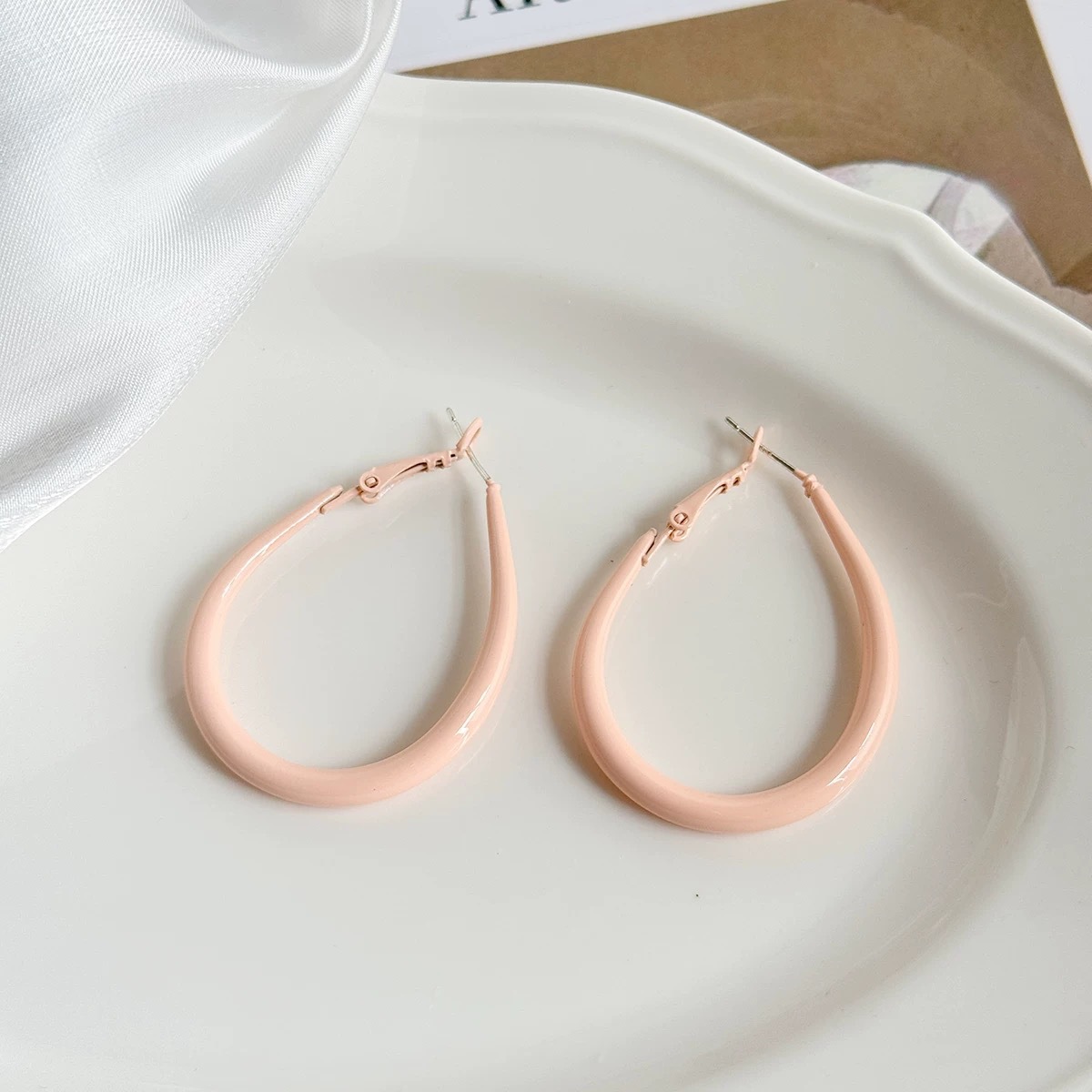 분홍색 타원형 물방울