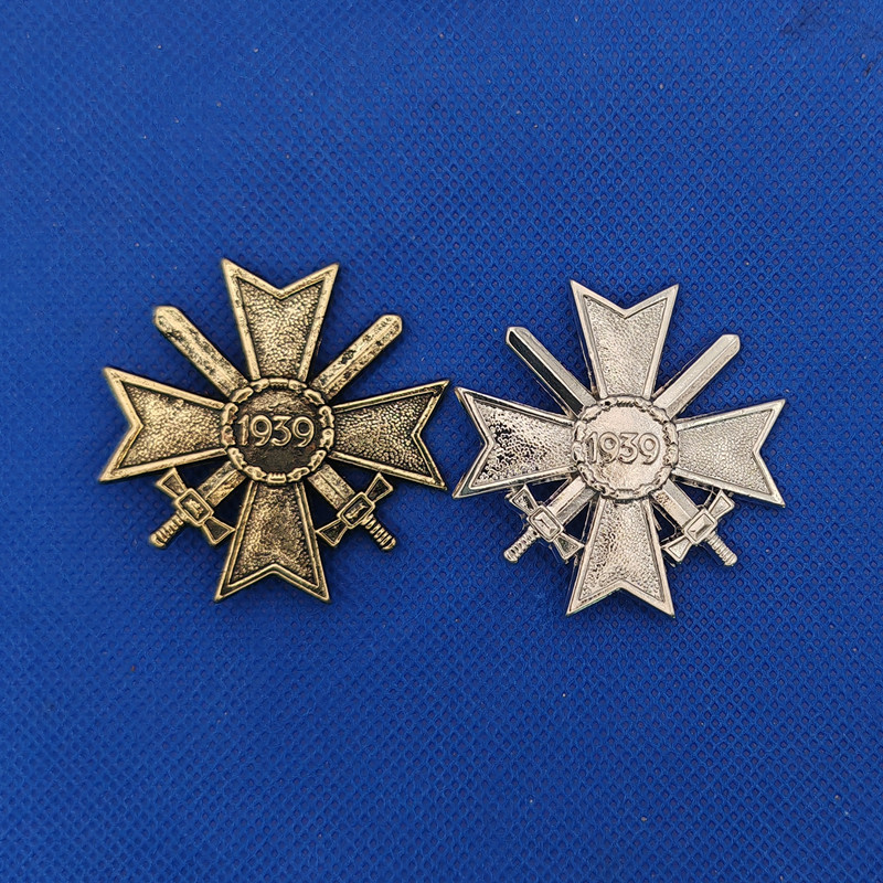 1939 Brooch Double Knife Compass Medal Fashion Lapel Pin Metal Badge Jewelry Accessories