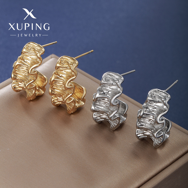 Xuping Pendientes ondulados plisados de acero inoxidable de moda estilo ins europeo y americano Pendientes dorados de acero de titanio de alta calidad bañados en 14K mujeres