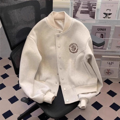 小香風野球服毛ですね。コートの女性は春秋小柄でゆったりしています。