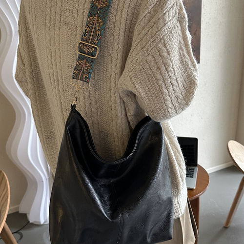 Large-capacity shoulder bag for women, 2024 spring new retro wide strap single-shoulder crossbody bag, high-quality texture commuting bucket bag