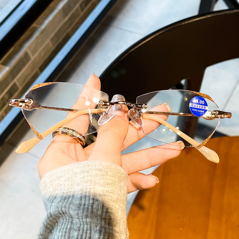 Tiktok popular anti-azul gafas de lectura de luz marco de metal moda hombres y mujeres mismo estilo gafas de lectura HD de mediana edad y ancianos gafas de lectura