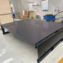 升降台;登车桥;起重机