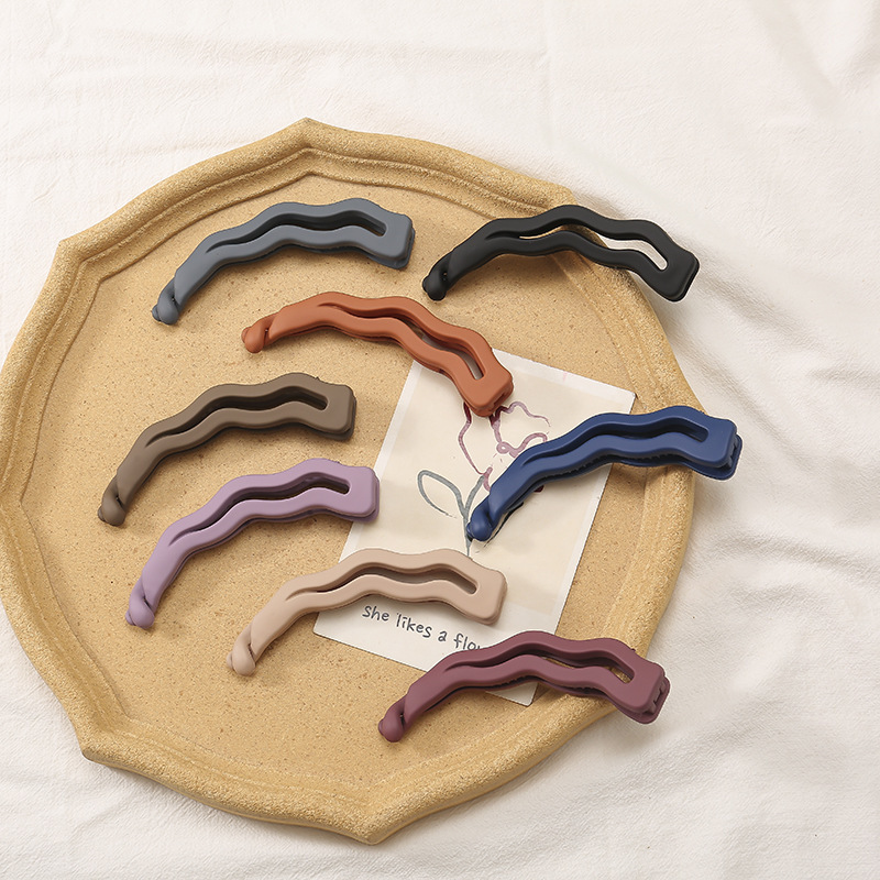 Barrette banane mate élégante pour coiffure queue de cheval_voghion.com