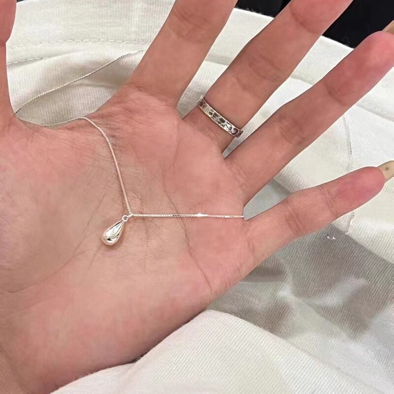Silver Three-dimensional Small Water Drop Necklace Women's ins Niche Design Sense Cold Style Elegant Simple High Street Clavicle Chain Silver Three-dimensional Small Water Drop Necklace Women's ins Niche Design Sense Cold Style Elegant Simple High Street Clavicle Chain