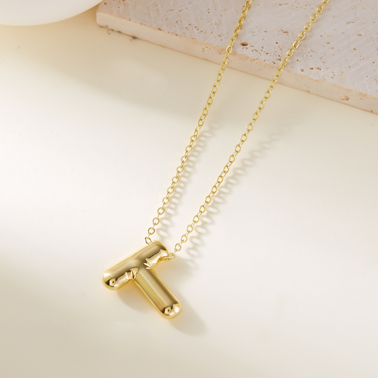 Collier avec pendentif lettre initiale style ballon original_voghion.com