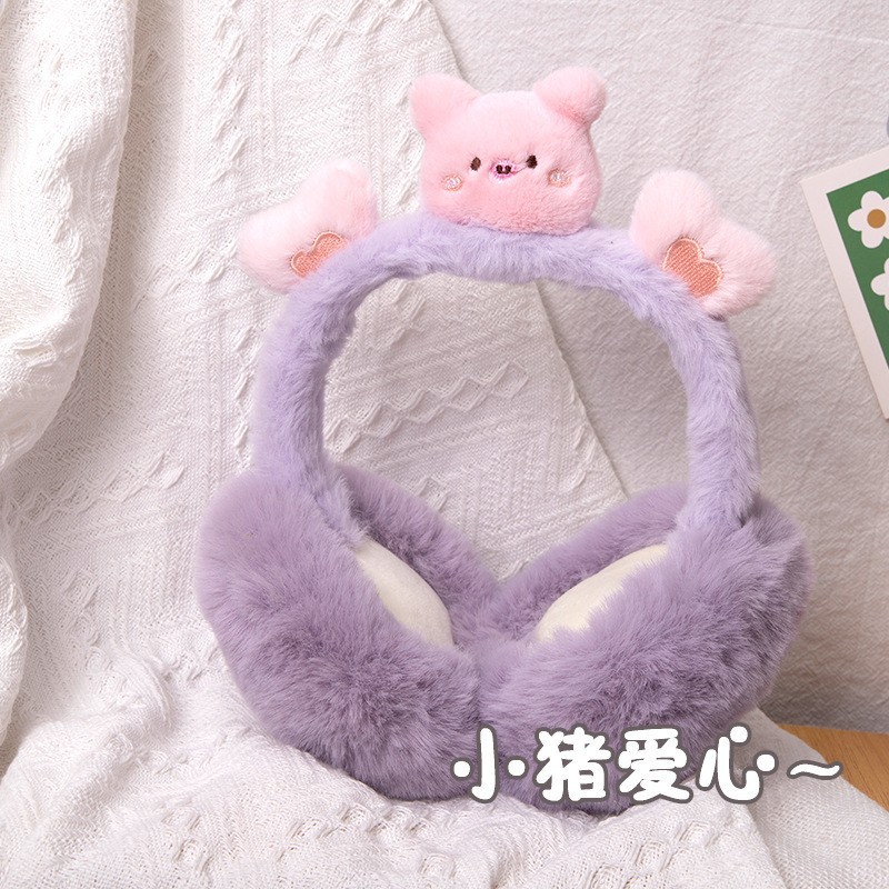 冬の日本のアニメのぬいぐるみの耳カバーの子供は耳を大切にします。|undefined