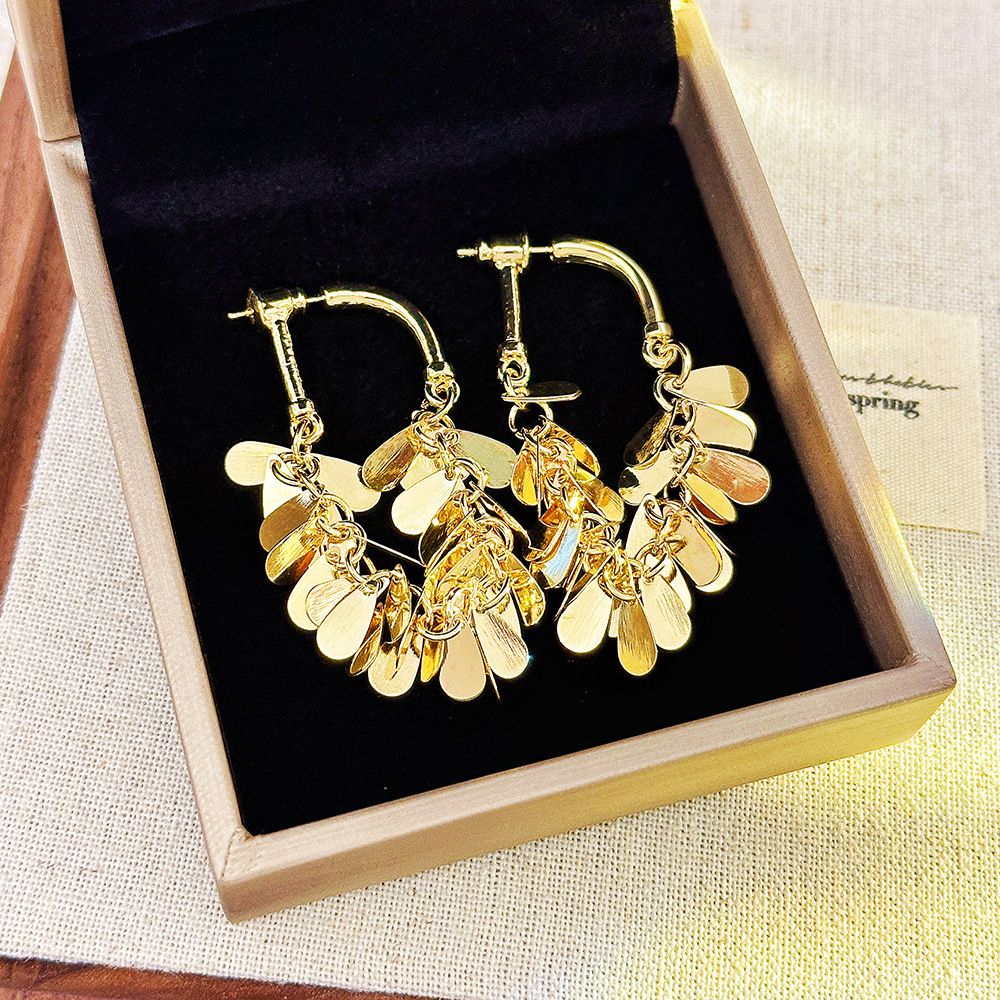 Pendientes largos de borla con lentejuelas de textura de metal europeo y americano Pendientes de moda de todo fósforo de alta calidad Pendientes ligeros de lujo para mujer