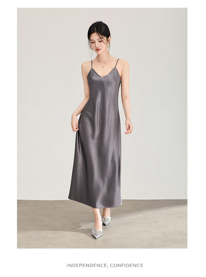 Đầm maxi nữ satin dáng suông, cổ yếm dây mảnh, thiết kế xéo cạnh — màu đen chi tiết 18