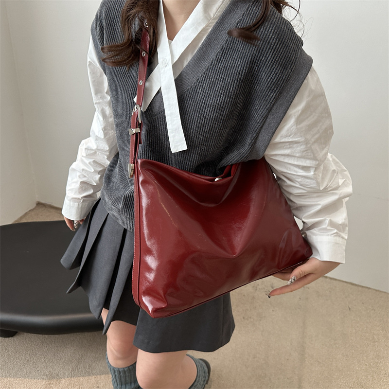 Nueva bolsa de hombro retro versátil bolsa de mujer de comercio exterior bolsa de viaje de gran capacidad 2025 primavera y verano nueva