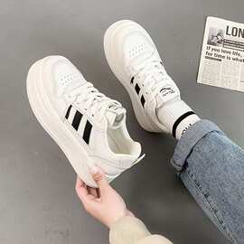 踩屎感休闲时尚小白鞋女2026秋季新款百搭三杠设计外穿显腿长板鞋