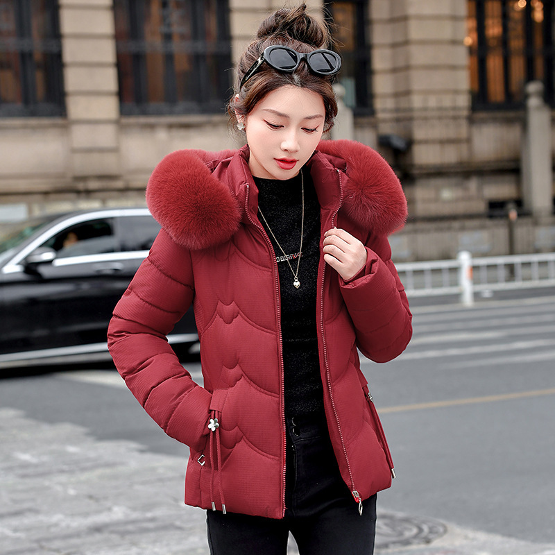Nueva ropa de invierno sombrero de cuello de cabello grande abrigo de algodón mujer abrigo de pluma corta abrigo de moda delgada abrigo de algodón caliente