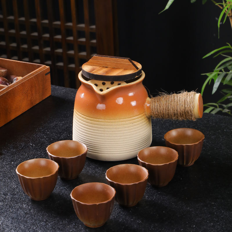 Tetera en una estufa, tarros de té con leche a la parrilla, ollas especiales, utensilios de cerámica de cocción en seco para el hogar, juego completo de juegos de té