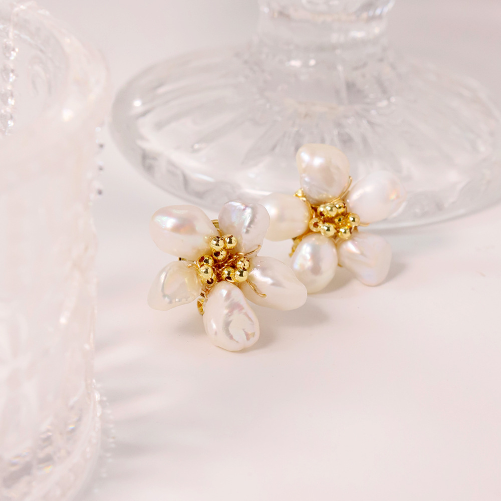 Agujero de perlas de agua dulce natural para mujeres, estilo universal simple y de alto nivel, pendientes de nicho de diseño, pendientes de flores transfronterizos para mujeres