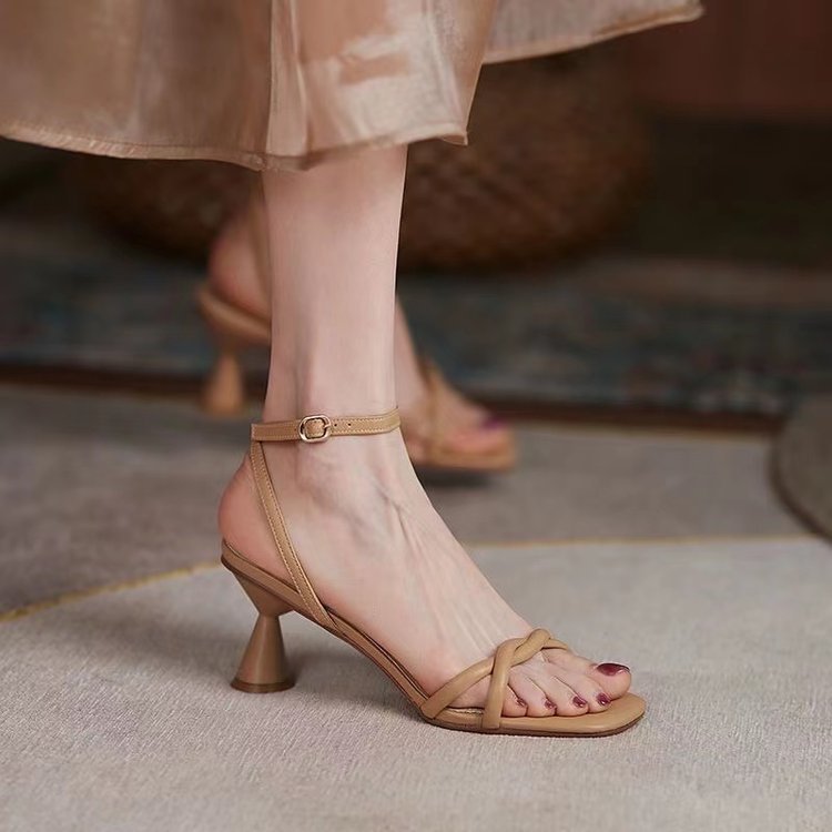 Sandalias de tacón alto de nicho francés Fairy verano 2024 nuevo estilo universal Roma simple de talón delgado y medio hebilla de talón